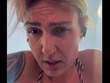 Treinando só_ de biquí_ni fio dental na academia de frente a praia . Cheguei ficar toda molhada de tanto tesã_o que escorria nas pernas parecia á_gua do mar !