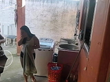 esposa saiu e a empregada nã_o resistiu ao meu pau ereto